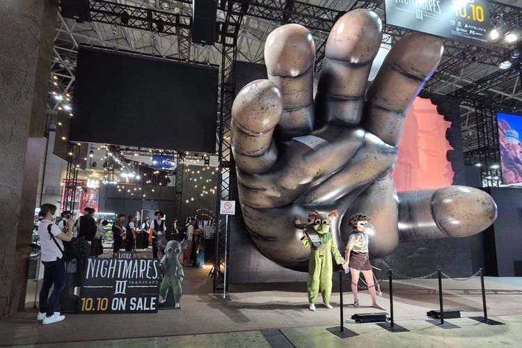 Booth Little Nightmares 3 dengan tangan raksasa di TGS 2025 di Makuhari Messe, Chiba, Jepang, Kamis (25/9/2025).