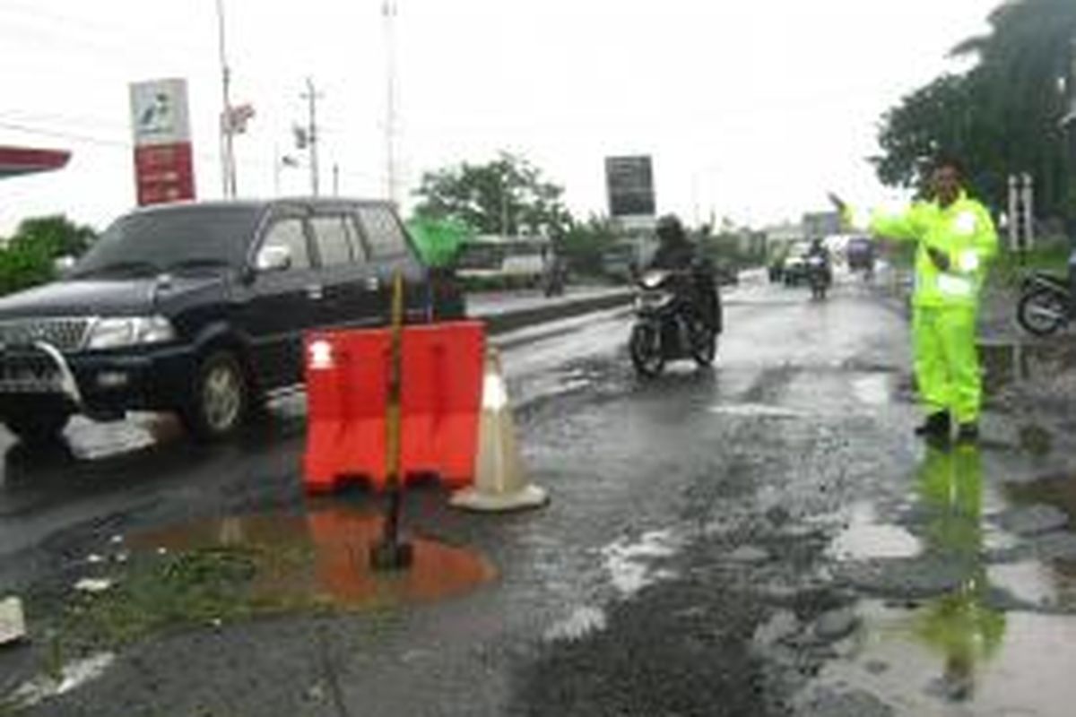 Jalan Pantura Kendal Yang rusak