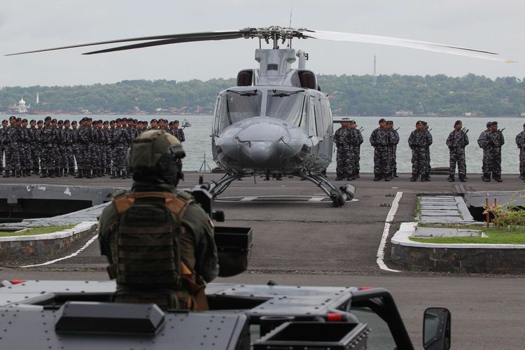 Sejumlah personel TNI Angkatan Laut mengikuti upacara Serah Terima Jabatan Panglima Komando Armada II di Koarmada II, Surabaya, Jawa Timur, Senin (27/2/2023). Panglima Komando Armada Republik Indonesia (Pangkoarmada RI) Laksamana Madya TNI Heru Kusmanto memimpin langsung upacara serah terima jabatan Pangkoarmada II dari Laksamana Muda TNI T.S.N.B. Hutabarat kepada Laksamana Muda TNI Maman Firmansyah.