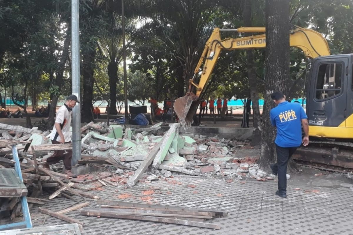 Pedagang Kaki Lima (PKL) di Kawasan Stadion Patriot Candrabhaga, Jalan Jenderal Ahmad Yani direlokasi ke tempat baru, Kamis (10/1/2019).