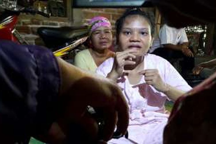 Foto: Fadila Rahmatika, tenaga kerja wanita asal Desa Sukorejo, Kecamatan Sukorejo, Kabupaten Ponorogo menceritakan kisah tragis yang dialaminya selama menjadi pembantu rumah tangga di Singapura, Rabu ( 4/1/2017).