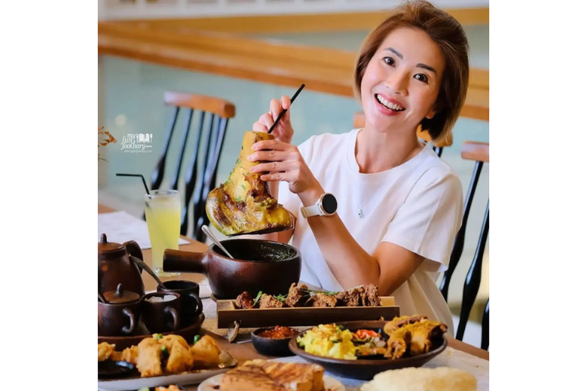 Kembang Tandjoeng menyediakan menu empal gentong dengan resep asli Cirebon yang kaya rempah. 
