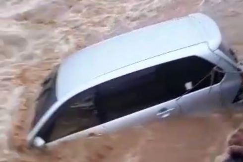Mobil Pribadi Terseret Banjir Bandang yang Melanda 7 Desa di Tuban
