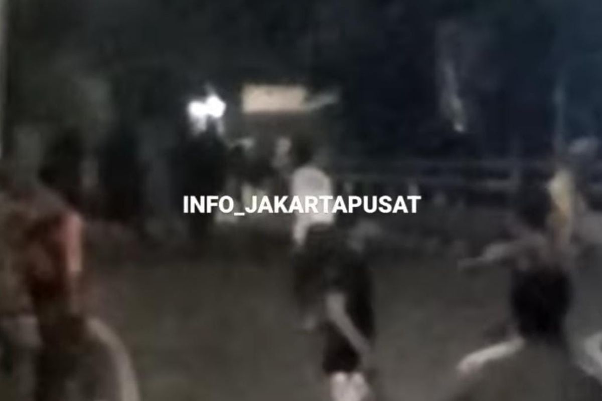 Foto tangkapan layar. Tawuran antar warga terjadi di Kwitang-Menteng, Jakarta Pusat, Minggu (18/6/2023) dini hari.