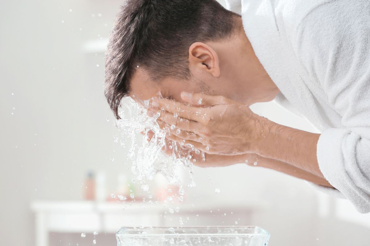 Cucilah muka dengan air suam-suam kuku. Artinya, tidak panas dan tidak dingin.