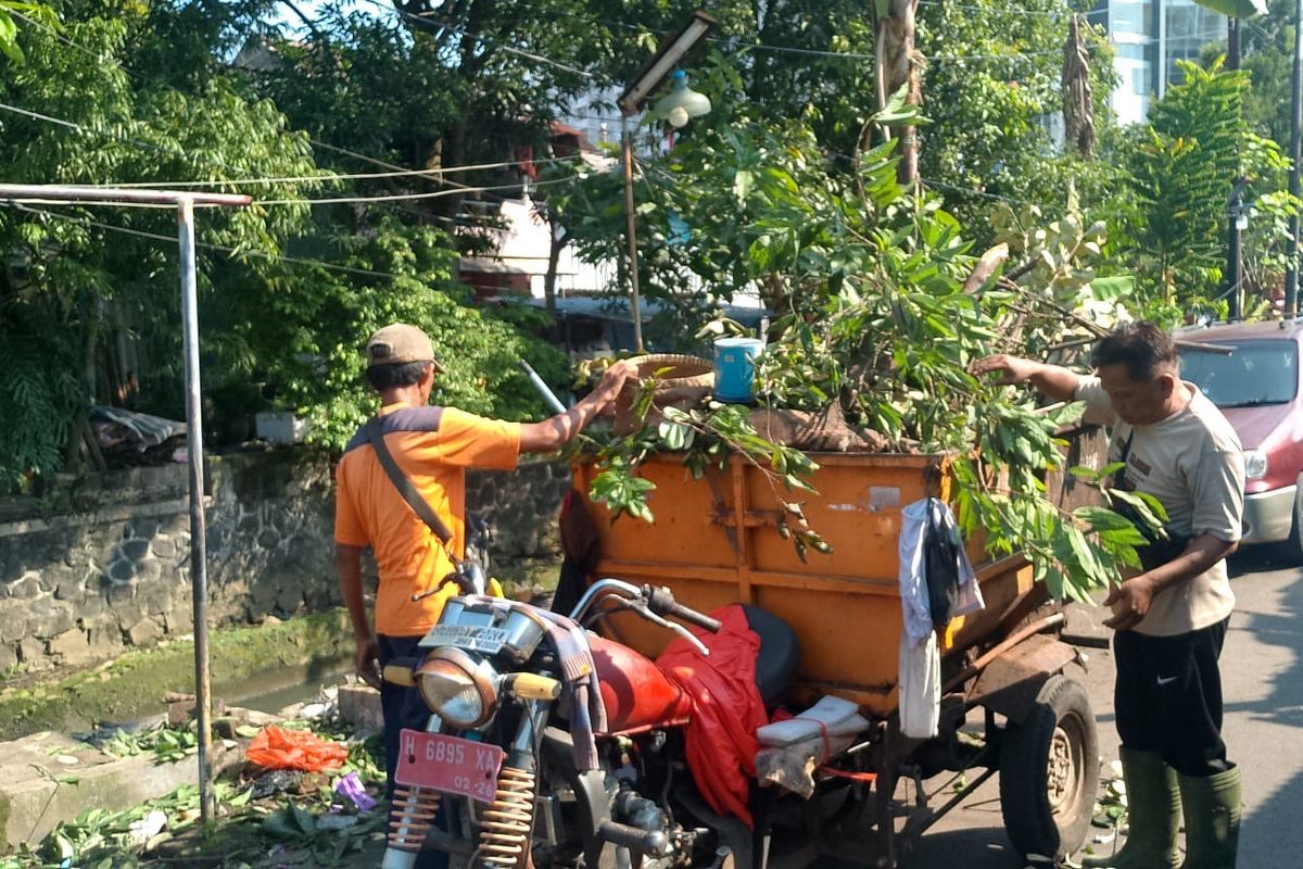 Tim Oren, sebuah unit taktis inovasi Camat Semarang Tengah Aniceto Magno Da Silva yang menjadi solusi nyata dalam menangani tumpukan sampah liar di jalan-jalan protokol.
