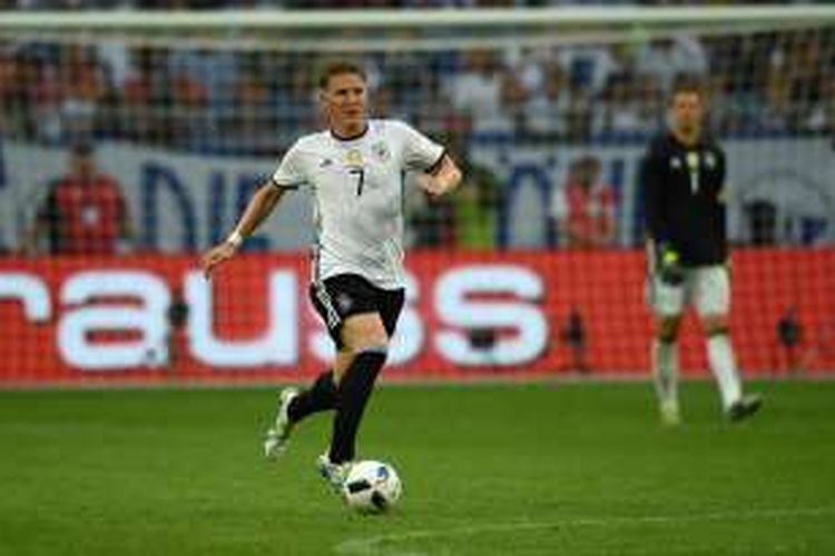 Bastian Schweinsteiger menggiring bola saat Jerman melawan Hungaria pada partai uji coba di Veltins Arena, 4 Juni 2016.