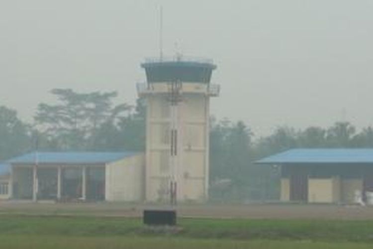 Menara Pengawas di Bandara Binaka hingga menjelang petang ini Sabtu (19/09/2015) masih diselimuti kabut asap