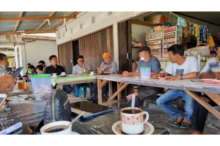 Anggota DPR Komisi VII Lamhot Sinaga tengah menyerap aspirasi masyarakat di Desa Turpuk Sihotang. 