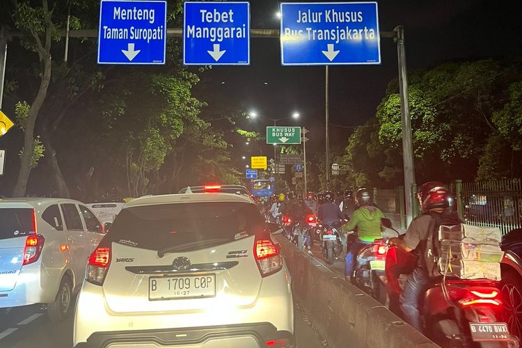 Kemacetan panjang terjadi di jalan raya dari arah Manggarai menuju Pancoran, melalui Jalan Saharjo, jakarta Selatan, Jumat (14/4/2023) malam.