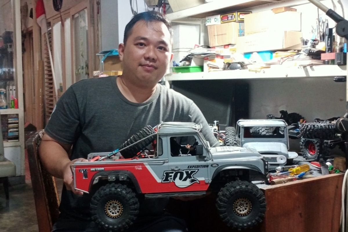 Perakit Mobil Remote Control di Kota Malang, Jawa Timur bernama Theo Ivan Koesoema (30).