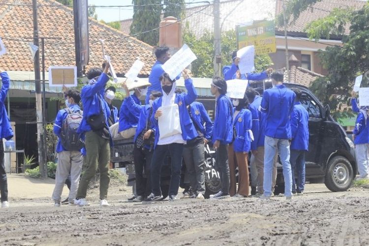 Mahasiswa di Kota Tegal menggelar demonstrasi turun ke jalan protes jalan rusak yang kerap memakan korban pengguna jalan di Jalan Mataram, Kota Tegal, Jawa Tengah, Selasa (4/1/2022) (Istimewa) 