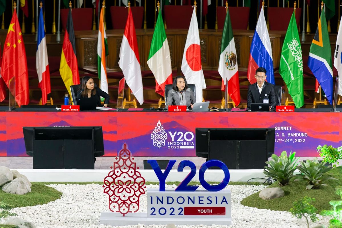 Co-Chair Y20 Indonesia 2022 Rahayu Saraswati (tengah) dalam acara Closing Ceremony KTT Y20 Indonesia di Intercontinental Bandung Dago Pakar, Jumat (22/7/2022).
