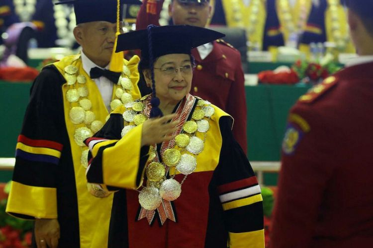 Presiden kelima RI sekaligus Ketum PDI-P Megawati Soekarnoputri usai menerima gelar Doktor Honoris Causa di bidang politik dan pemerintahan oleh IPDN