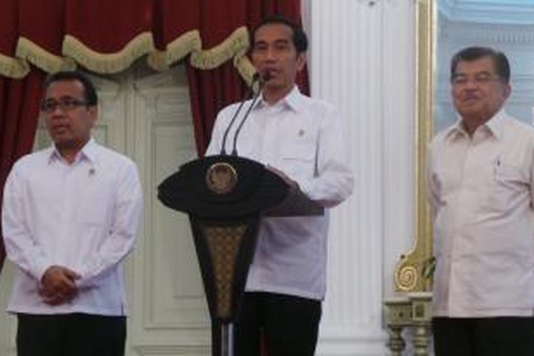 Presiden Joko Widodo didamping Menteri Sekretaris Negara Pratikno dan Wakil Presiden Jusuf Kalla saat mengumumkan sikap terkait konflik KPK-Polri di Istana Merdeka, Jakarta, Rabu (18/2/2015).