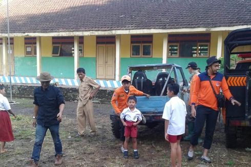 Pelajar Korban Banjir Bandang Diantar ke Sekolah Naik Mobil BPBD Jember