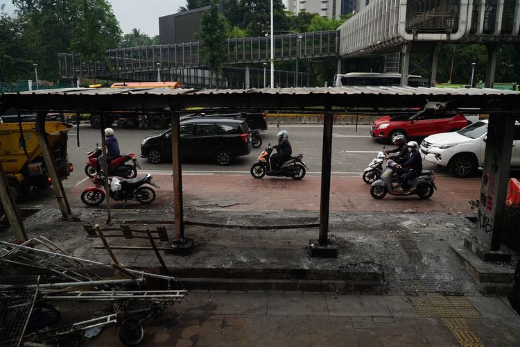 Kondisi Halte di depan Polda Metro Jaya, Jakarta, Sabtu (30/8/2025). Halte Transjakarta Polda dibakar oknum tidak bertanggung jawab saat demonstrasi di depan Polda Metro Jaya, pada Jumat (29/8/2025).