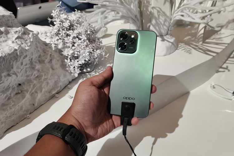 Tampilan punggung Oppo Reno 14F varian warna Luminous Green.