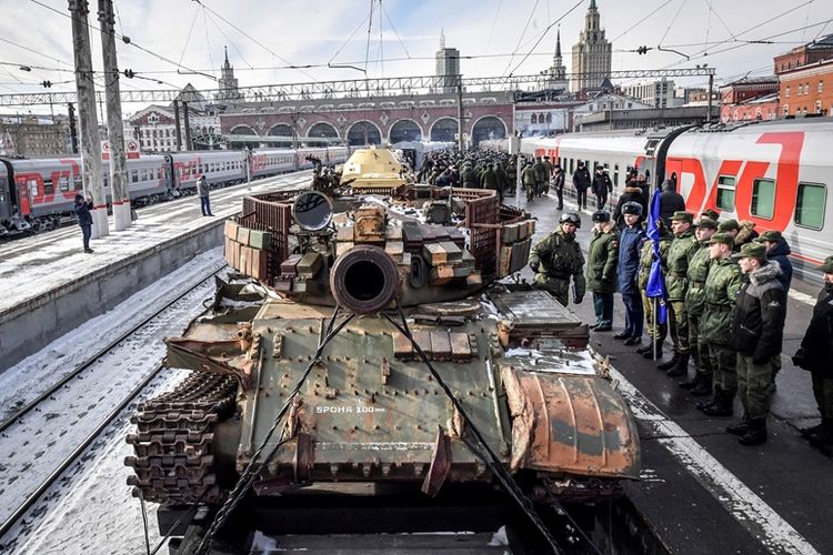 Sebuah tank dipajang di atas kereta yang akan membawanya keliling 60 kota di Rusia.