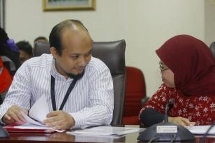 Penyidik KPK Novel Baswedan bersama pengacaranya, Muji Kartika Rahayu, bertemu Komisioner Ombudsman, di Jakarta Selatan, Rabu (6/5/2015). Novel bersama pengacaranya melaporkan dugaan maladministrasi dalam penahanan dan penangkapan dirinya.