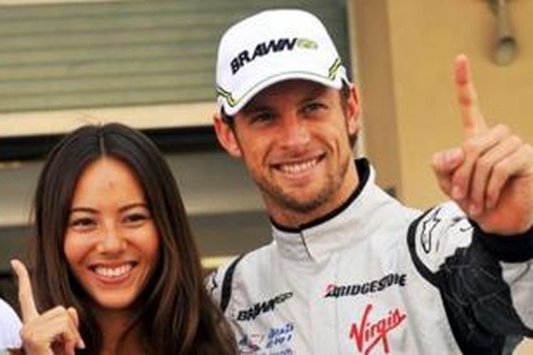 Jenson Button dan Jessica Michibata.