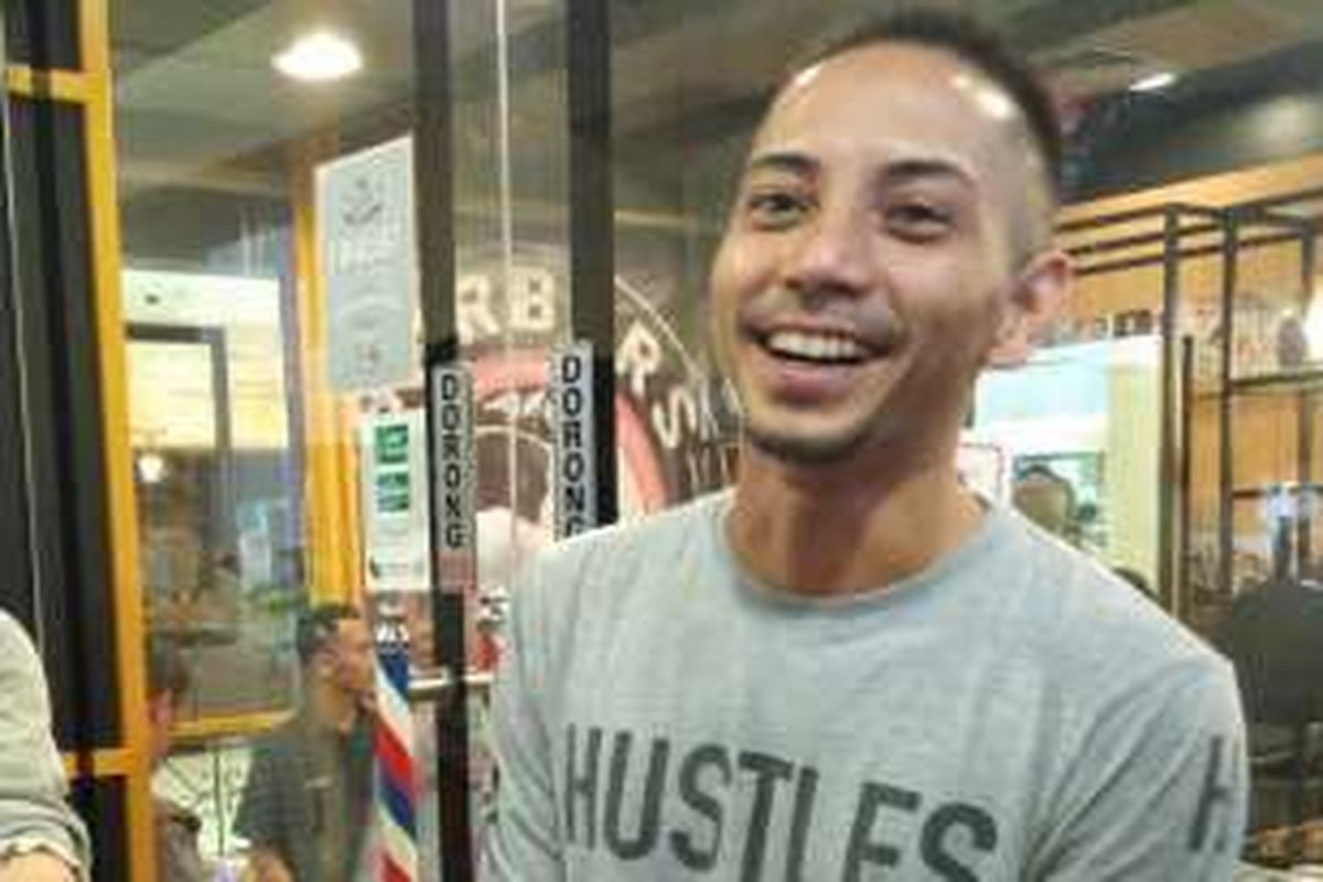 Fauzi Baadila di Tohang's Barber di Ratu Plaza, Jakarta Selatan, Senin (8/2/2016).