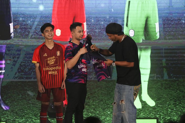 Mantan pesepak bola dunia asal Brasil Ronaldinho (kanan) menandatangani jersey RANS Nusantara FC disaksikan oleh Chairman RANS Nusantara FC Raffi Ahmad (tengah) saat diluncurkan di Jakarta, Jumat (24/6/2022). RANS Nusantara FC meluncurkan jersey terbaru untuk menghadapi musim Liga 1 Indonesia 2022-2023. ANTARA FOTO/Rivan Awal Lingga/foc.