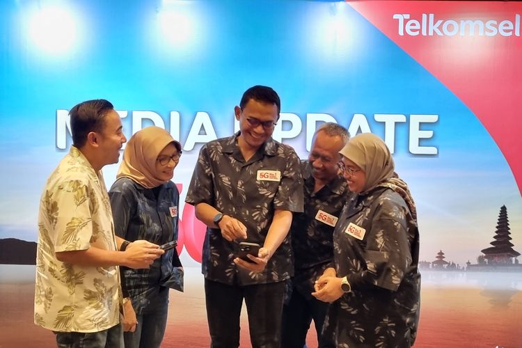 Indra Mardiatna - Direktur Network Telkomsel (tengah), VP Prepaid Consumer Marketing Telkomsel Tuty R. Afriza (kedua dari kiri), VP Area Network Operations Jawa Bali Telkomsel, Juanita Erawati (kanan), VP Area Consumer Business Jawa Bali Telkomsel, Mirza Budiwan (kedua dari kanan), dalam acara Media Update Telkomsel yang digelar di Bali, Jumat (23/8/2024)