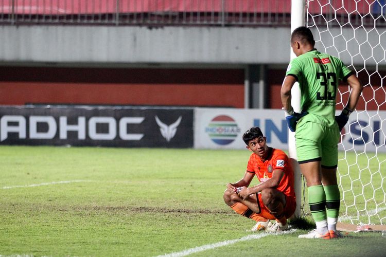 Pemain Persiraja Banda Aceh Ramadhan berdiskusi dengan penjaga gawang disela-sela pertandingan pekan 13 Liga 1 2021-2022 melawan Persib Bandung yang berakhir dengan skor 0-4 di Stadion Maguwoharjo, Sleman, Rabu (24/11/2021) malam. 