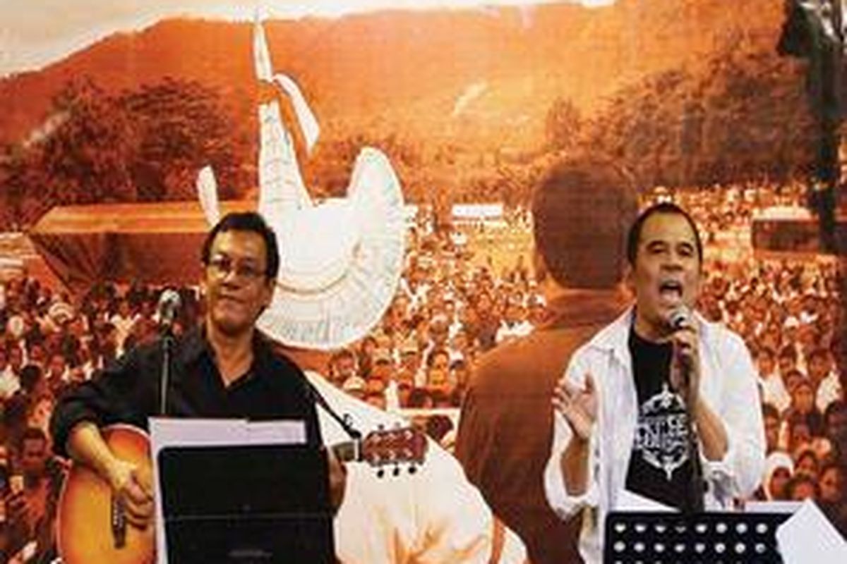 Kolaborasi musik balada dengan syair sosial yang dimainkan Franky Sahilatua mengiringi dongeng yang dituturkan Garin Nugroho pada acara panggung rakyat 