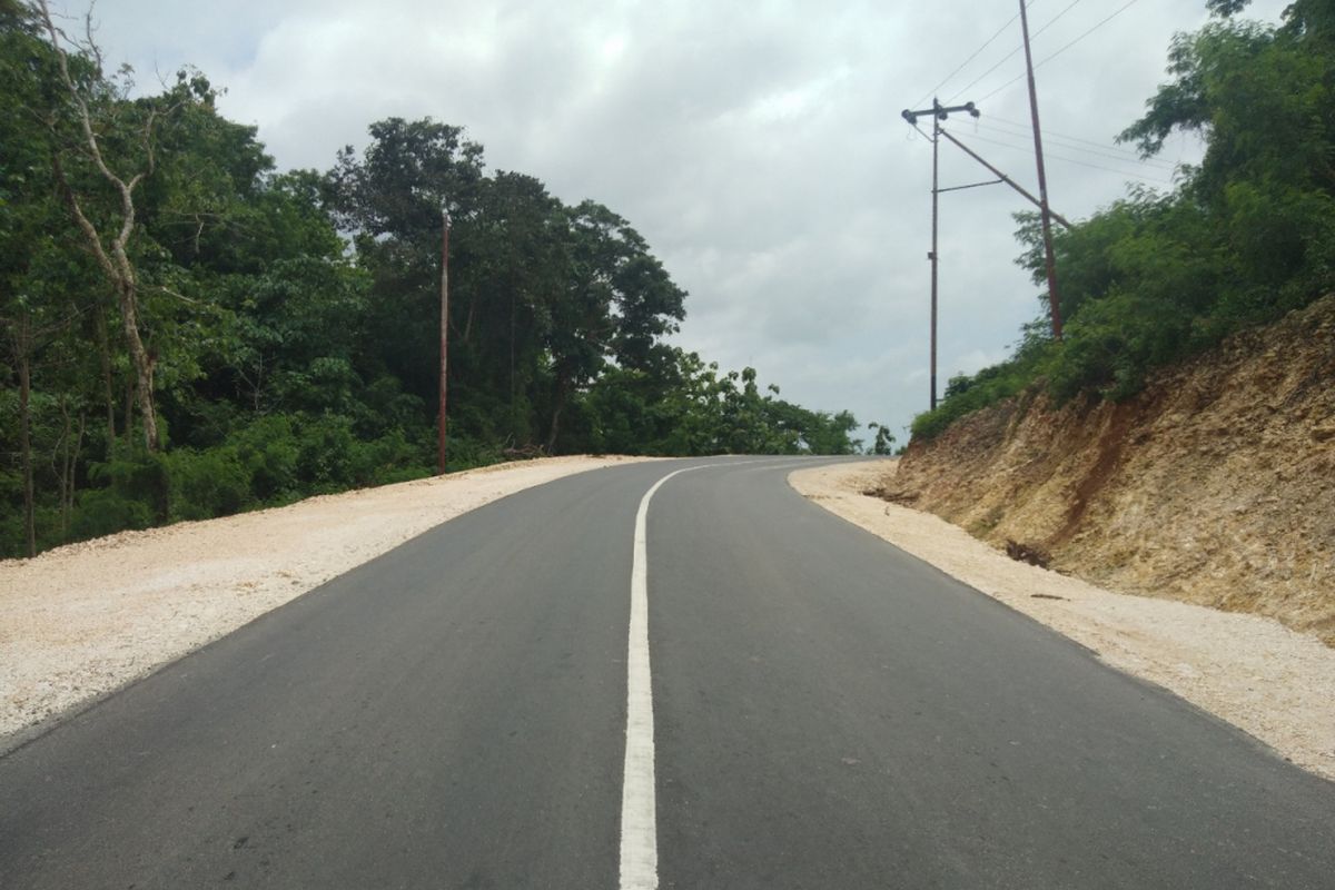 Akses jalan menuju akses pariwisata Pantai Nihiwatu, Kabupaten Sumba Barat, Nusa Tenggara Timur (NTT).