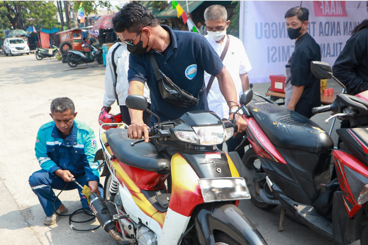 Dinas Lingkungan Hidup (DLH) Provinsi DKI Jakarta melakukan uji emisi kepada kendaraan bermotor untuk mengatasi permasalahan polusi yang melanda Jakarta.