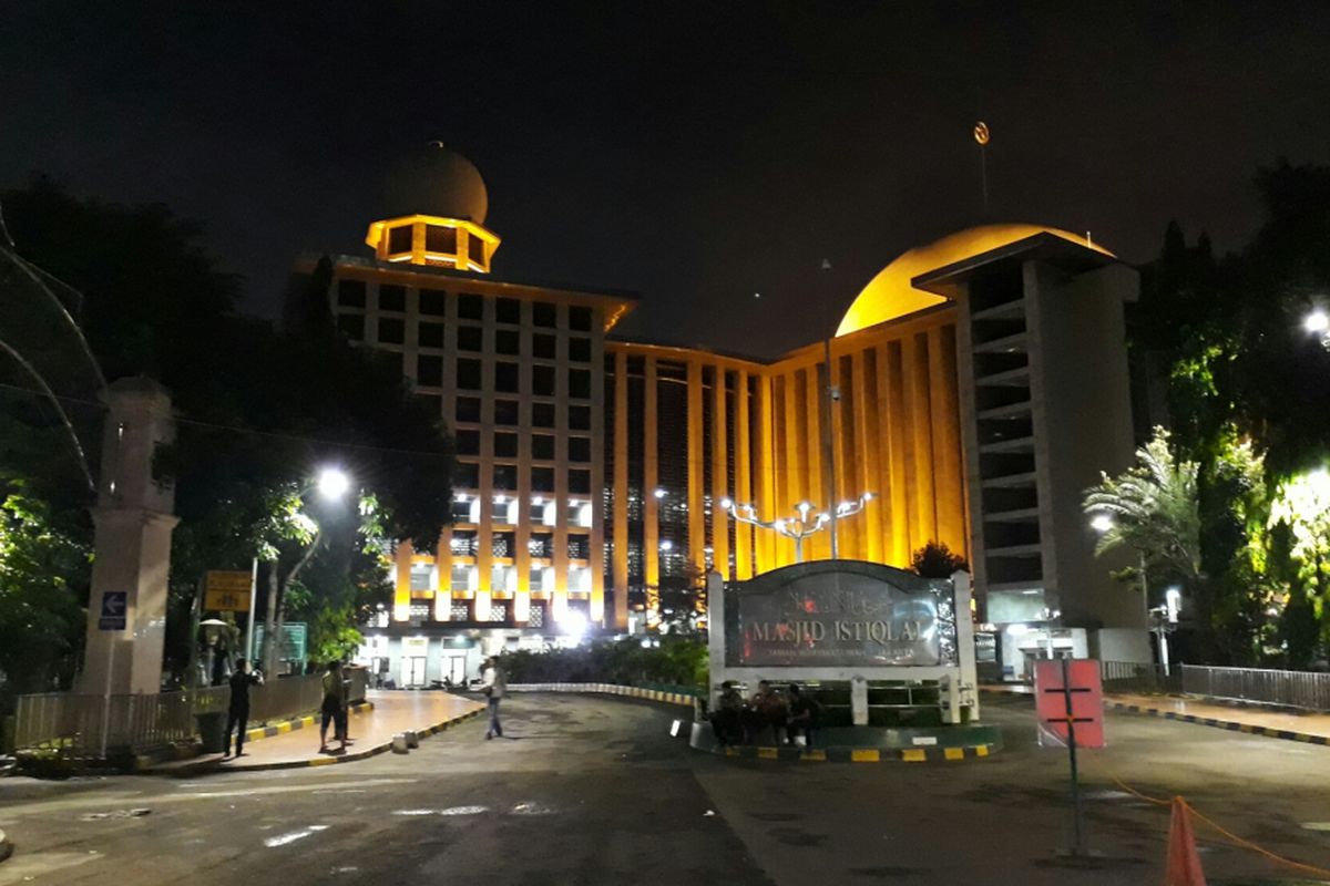 Pemandangan halaman Masjid Istiqlal di Jakarta, Selasa (18/4/2017)