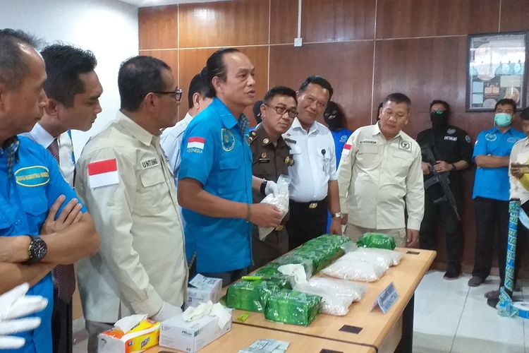 BNN RI mengadakan konferensi pers di Kantor BNNP Riau di Pekanbaru, terkait pengungkapan kasus narkotika yang melibatkan anggota polisi, Rabu (19/2/2020).