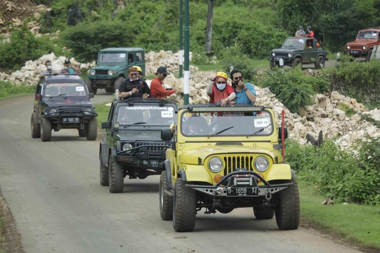 Atraksi susur desa dengan jip di Desa Wisata Tepus di Gunungkidul, DI Yogyakarta. 