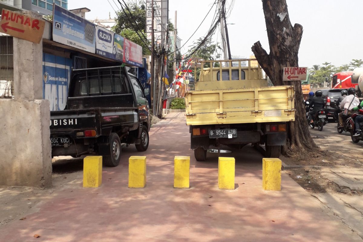 Trotoar di Jalan Kalimalang, Kota Bekasi, dijadikan tempat parkir kendaraan, Selasa (4/9/2018)