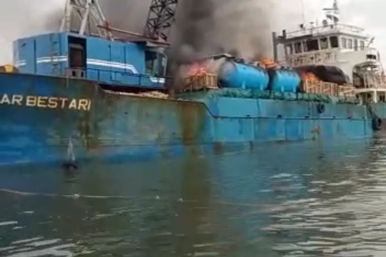 Kapal KM Bandar Lestari yang tengah sandar di Pelabuhan Sunda Kelapa, Ancol, Pademangan, Jakarta Utara, terbakar pada Sabtu (27/11/2021) sore.