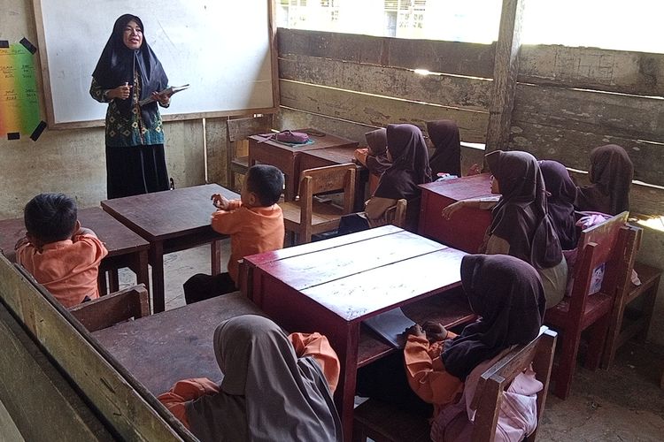 Kondisi saat Guru mengajar siswa-siswi SD Negeri 217 Kecamatan Pamenang, Kabupaten Merangin di ruang kelas, Jum'at (26/7/2024)