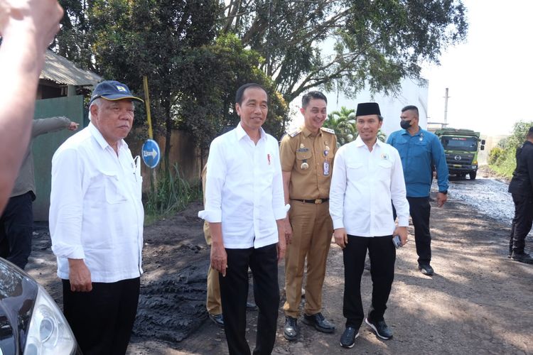 Presiden Joko Widodo saat berkunjung ke pelabuhan Pelindo Talang Duku untuk melihat stockpile batu bara dan kerusakan jalan pada Selasa (16/5/2023). Dokumentasi Kominfo Muaro Jambi.