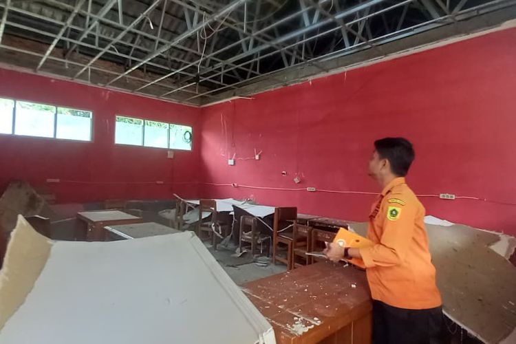 Salah satu ruang kelas di SDN Cilaku 5, Kecamatan Tenjo, Kabupaten Bogor yang rudak terdampak angin kencang, Senin (27/10/2025). Dok BPBD