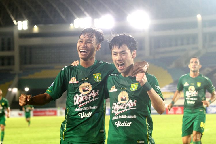 Akbar Firmansyah (kiri) dan Taisei Marukawa melakukan selebrasi dalam pertandingan Persija Jakarta vs Persebaya Surabaya pada pekan kesembilan Liga 1 2021-2022 yang digelar di Stadion Manahan, Solo, Selasa (26/10/2021) malam WIB.