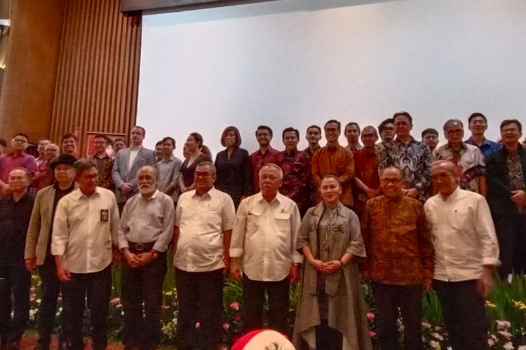 Menteri PUPR Basuki Hadimuljono berpose bersama para pemenang sayembara Gagasan Desain Kawasan IKN, Senin (23/12/219)