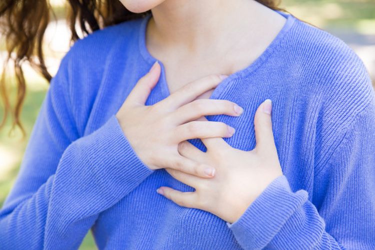 Heartburn atau sensasi panas di dada adalah salah satu gejala yang mungkin muncul ketika asam lambung kambuh.