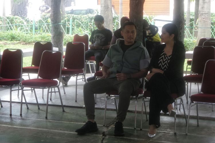 Agus Harimurti Yudhoyono bersama istrinya, Annisa Pohan, mencoblos di TPS 6 RT 3/RW 3, Jalan Cibeber I, Kelurahan Rawa Barat, Kebayoran Baru, Jakarta Selatan, Rabu (19/4/2017).