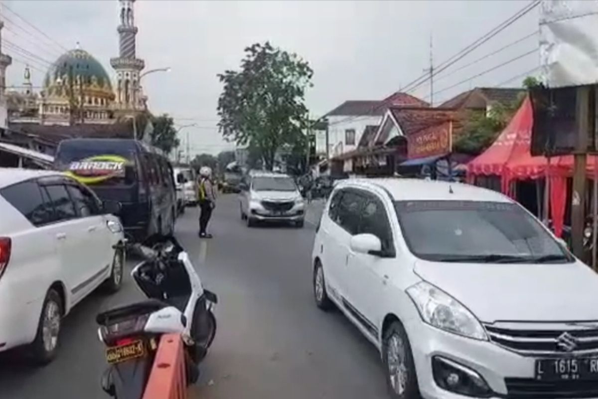Salah Satu Petugas Tim Urai Polres Bangkalan yang Sedang Melakukan Rekayasa Lalulintas di Pertigaan Pasar Tumpah Tanah Merah,