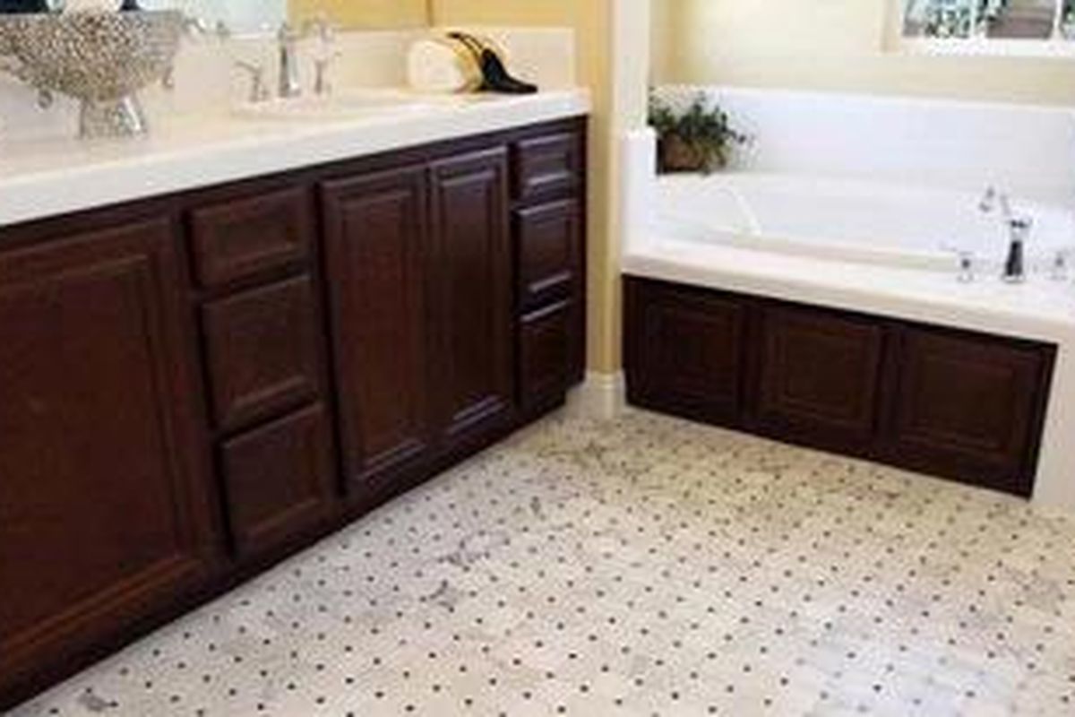 Lantai keramik harganya terjangkau dan sangat terbuka pada berbagai desain yang ingin Anda terapkan. Anda juga dapat membuat mozaik dari lantai keramik.