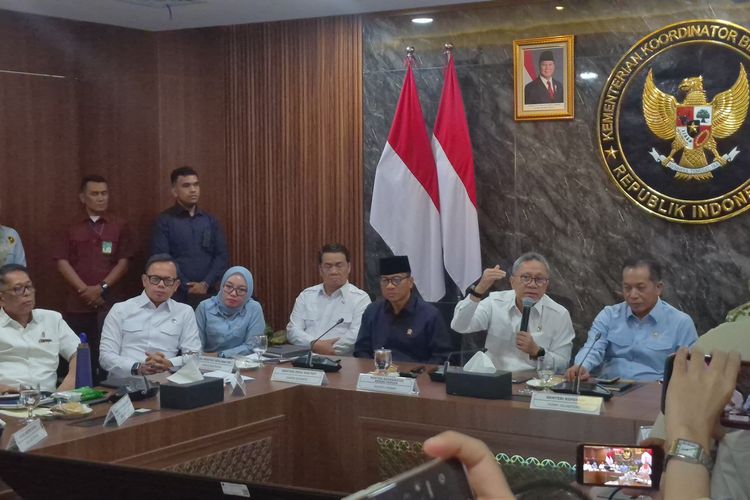 Menteri Koordinator Bidang Pangan (Menko Pangan) Zulkifli Hasan dalam Rapat Koordinasi Terbatas (Rakortas) KDKMP di kantornya, Rabu (14/10/2026).