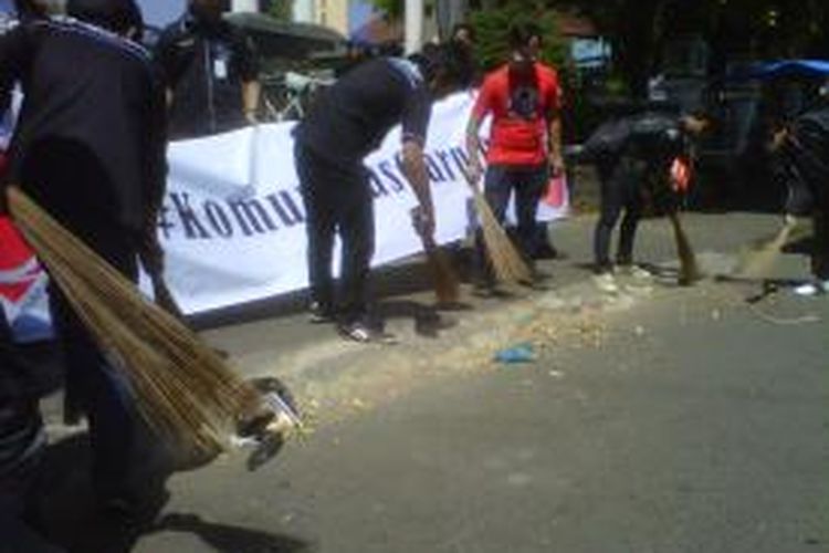 Komunitas Garut Bersatu membersihkan sampah di kawasan Alun-laun Garut, Sabtu (7/9/2013) siang.