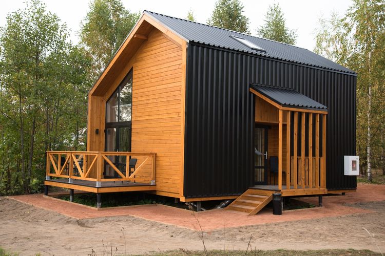 Rumah minimalis yang memiliki fasad dari material kayu dan logam