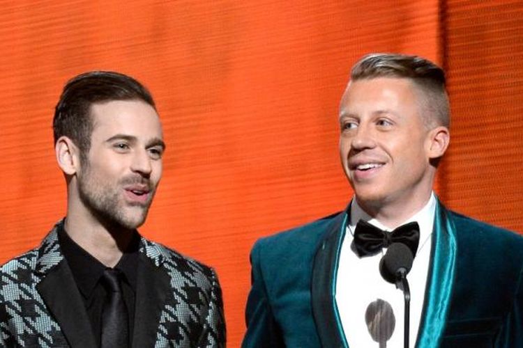 Rapper Ryan Lewis (kiri) and Macklemore menerima penghargaan the Best New Artist GRAMMY Awards.